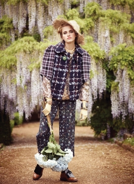 Bazaar芭莎英国-草帽，超大的外套和印花裙，完美地体现了一个质朴“乡下姑娘”风格