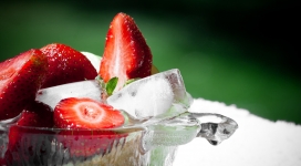 冰块与草莓高清壁纸