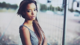 站在围栏附近的非洲女人