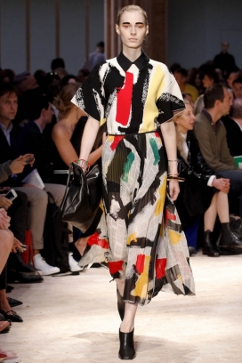 2014巴黎春/夏时装周-简约，低调的印花图案时装秀-超现实颜色的连衣裙，上衣，比较素色礼服和分层打褶纯粹的裙子