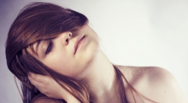 需要休息的黑发美女