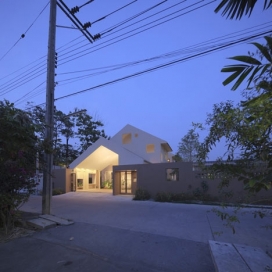 S3H斜屋顶住宅建筑-曼谷建筑师all(zone)作品-典型的标准化房屋形式，建筑位于泰国首都曼谷，房子屋顶与车库相邻，可以通过走廊走动上层