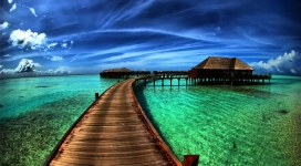 海洋上的洋房木条路