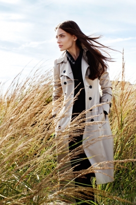 海边时装人像拍摄-黑头发的美女穿的风衣，海风吹拂秀发，低调的美感