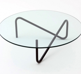 玻璃圆桌-日本设计师Shigeichiro Takeuchi作品，作品特点是采用单根钢管后形成的腿