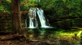 森林瀑布壁纸