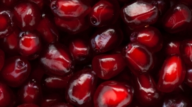 新鲜的红色石榴籽果肉