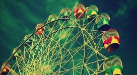 旋转的五彩摩天轮