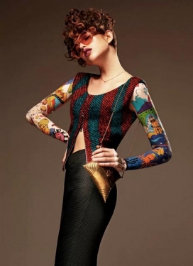 功能强大激烈的黑色杂志人像-惊人的纹身袖手，奢华的秋季时装，服装品牌包含路易威登