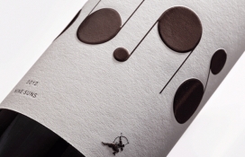 9 Suns美丽简化的黑白色葡萄酒包装设计