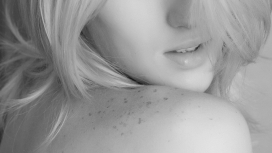 金发碧眼的雀斑女