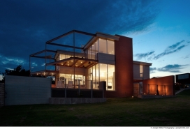 玻璃屋-地板到天花板都采用玻璃的房屋建筑