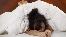 躲在被窝里的黑发美女