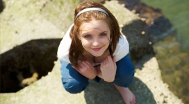 蓝眼睛美女抬头看你