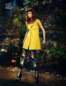 L'OFFICIEL俄罗斯-时尚迷人的外观-略显神秘的，非常诱人的户外拍摄