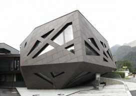 水晶般的棱形墙壁社区中心-有1000平方米，坐落在奥地利-社区活动中心由三个主要部分组成（礼堂，音乐排练室，大会堂）和消防部门。