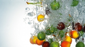 新鲜调入水中的水果