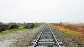 有雾天空下的铁路