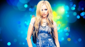 蓝光背景前的金发美女-艾薇儿