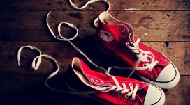 红色匡威帆布鞋