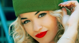 戴帽子的金发美女