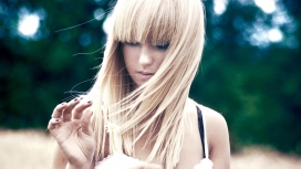 金发女手拿菊花