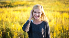 黄色背景前的金发美女