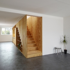 瑞士Eclépens设计的四四方方公寓-书架楼梯组合