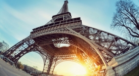阳光下的巴黎埃菲尔铁塔