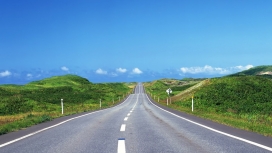 草绿色的盘山公路上