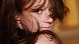 回头的金发美女