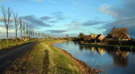 靠河的小村小路