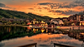 美丽的夕阳湖小镇