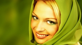 微笑的绿色围巾女人