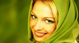 微笑的绿色围巾女人