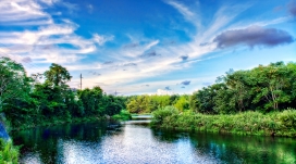 一江春水-蓝湖绿树美景