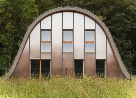 法国驼峰形的房子-许多植物盖在上面