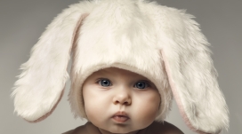 戴大绒毛帽的可爱孩子宝宝