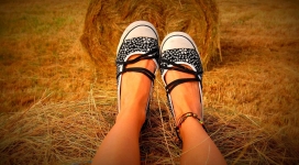 坐在干草垛上的女孩