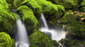 绿岩瀑布壁纸