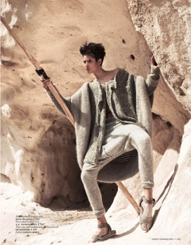 Vogue荷兰2014年1月-古典希腊神话女战士-沙漠中的中性黑色皮革时装秀