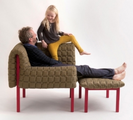 Ruche扶手椅-巴黎设计师Inga Sempé作品-一个简单的木制框架与一个松散的填充盖可以做沙发和床