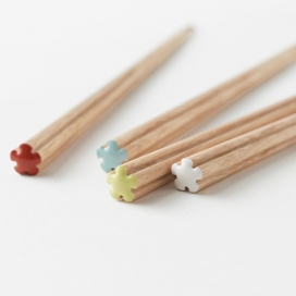 日本工作室Nendo筷子作品-重新设计了不起眼的筷子，建立六个新版本，包括一个具有轮廓，看起来像一朵花的筷子