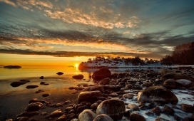 夕阳海洋云层的石头