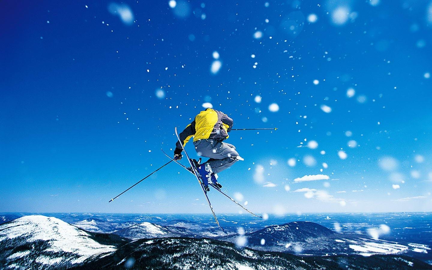 滑雪板上雪原上的男人 · 免费素材图片