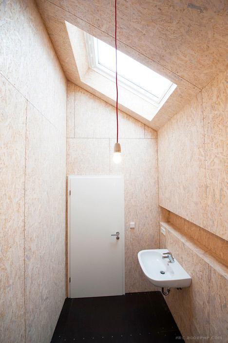 半透明底座的黑房屋建筑-德国Fabian Evers建筑工作室作品-坐落在靠近德国蒂宾根,半透明区域可以放卡车,可以居住又适合车间需要,不透明的波纹包层覆盖第一楼的墙壁和屋顶,四周是半透明的聚碳酸酯,使日光渗透到车间。白天的工作空间充满了过滤的自然光线---酷图编号7