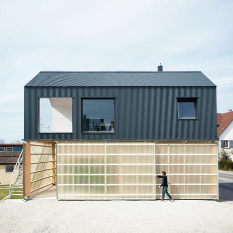 半透明底座的黑房屋建筑-德国Fabian Evers建筑工作室作品-坐落在靠近德国蒂宾根,半透明区域可以放卡车,可以居住又适合车间需要,不透明的波纹包层覆盖第一楼的墙壁和屋顶,四周是半透明的聚碳酸酯,使日光渗透到车间。白天的工作空间充满了过滤的自然光线---酷图编号4