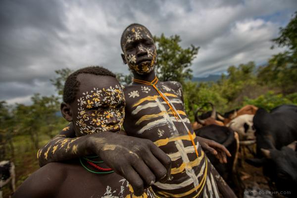 奥莫河谷部落人体艺术彩绘-他们通过自己的脸和身体变成一件艺术品---酷图编号44