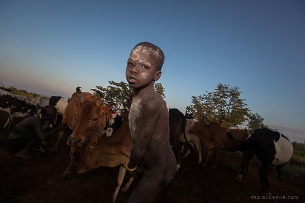 奥莫河谷部落人体艺术彩绘-他们通过自己的脸和身体变成一件艺术品---酷图编号37