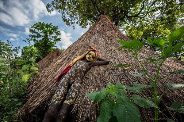 奥莫河谷部落人体艺术彩绘-他们通过自己的脸和身体变成一件艺术品---酷图编号19
